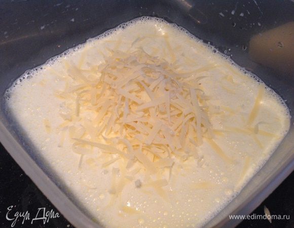 Добавьте оставшийся сыр и перемешайте.