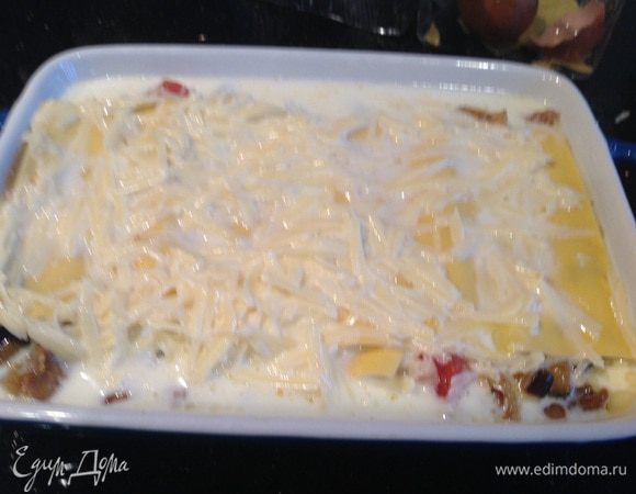 Залейте полученной смесью лазанью и поставьте в духовку на 40 минут.