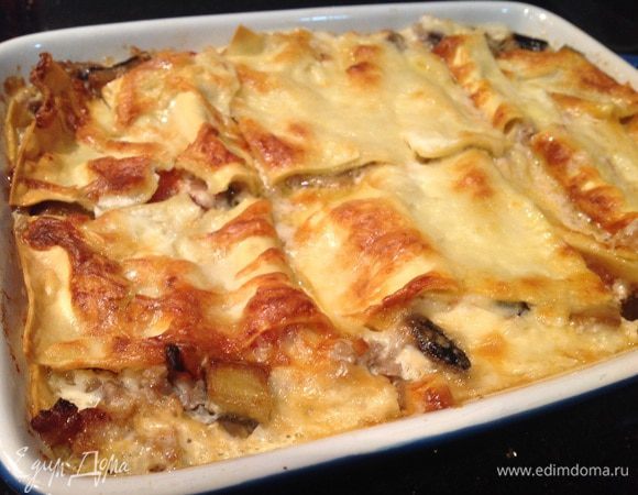 Если лазанья сильно подрумянится до готовности, то можно сверху накрыть фольгой.