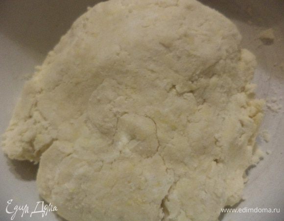 Муку просеять, перемешать с 0,5 ч. л. соли. Охлаждённое сливочное масло натереть на тёрке и порубить ножом вместе с мукой в крошку. Добавить 2 яйца и 4 ст. л. ледяной воды. Быстро замесить тесто и на 30 мин убрать его в холодильник.