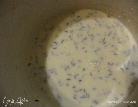 Оставшиеся 3 яйца взбить, добавить сметану, по щепотке соли, перца и тмина, ещё раз взбить. Добавить тёртый сыр, тщательно перемешать.