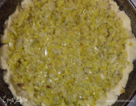 Форму для выпечки смазать маслом, выстлать форму тестом, сделав бортики.   Выложить луковую начинку, залить яично-сметанной смесью. Выпекать при температуре 200 градусов 30 минут.