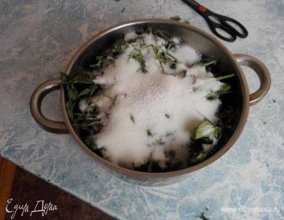 Мяту нарежьте на мелкие кусочки, засыпьте половиной сахара, добавьте лимонную кислоту. Накройте крышкой и оставьте на 6 часов, для того чтобы мята пустила сок.