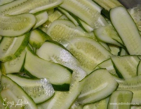 Огурцы нарезать вдоль на тонкие полоски. Удобно делать овощечисткой.