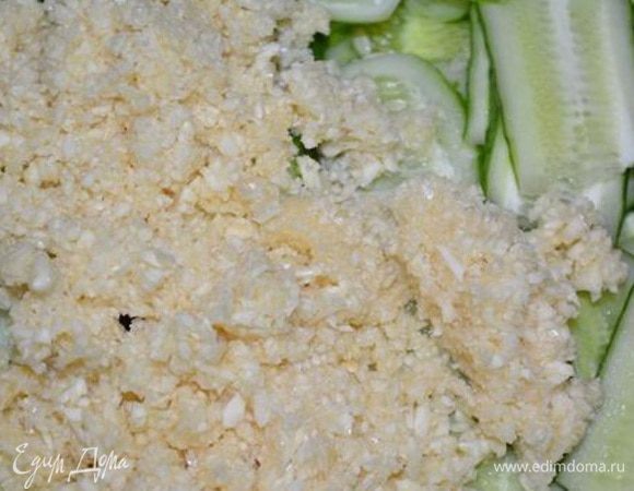 Чеснок почистить и пропустить через пресс. Я измельчила через блендер.