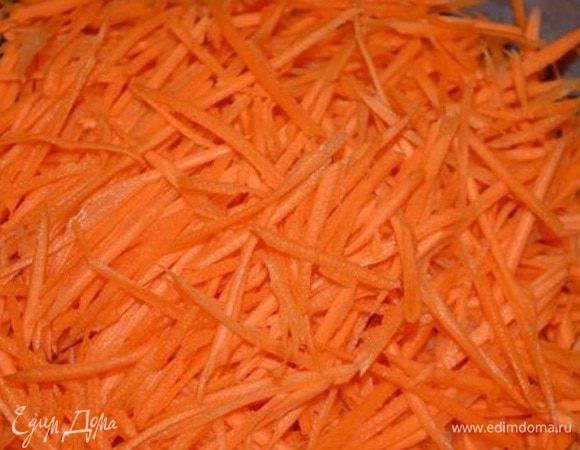 Морковь потереть на терке для корейской моркови. Все перемешать.