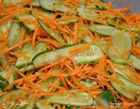 Добавить соль,сахар,приправу,масло и 4 ст. л. уксуса. Все хорошо перемешать и убрать в холодильник на 12 часов.
Могу с уверенностью сказать,что после холодильника уже можно есть.Это очень вкусно!Но мы же на зиму готовим :-)