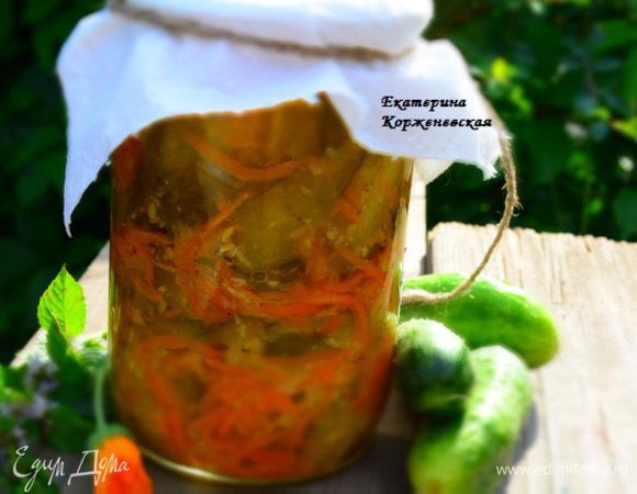 Поэтому добавить еще одну столовую ложку уксуса и проварить 15 минут. Разложить салат по стерилизованным банкам и закатать под железные крышки.
Перевернуть вверх дном и укутать в одеяло до полного остывания.
Приятного аппетита!