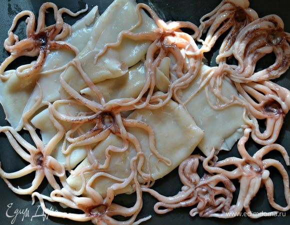 Кальмары (450 г) и щупальцы кальмар (350 г) разморозить. Хорошо, конечно, если у вас есть возможность приготовить свежевыловленные морепродукты, но, за неимением, используем быстрой заморозки. Хорошо промыть, очистить от плёнок. Сложить кальмары в миску, слегка подсолить, влить 1 ст. л. соевого соуса и перемешать. Накрыть ёмкость крышкой и оставить на 30 минут.