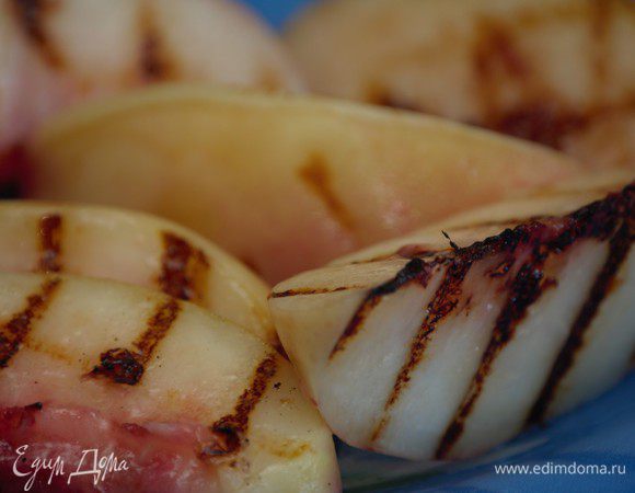 Персики освободить от косточки и нарезать небольшими дольками. Обжарить на гриль до характерных подпалин. 