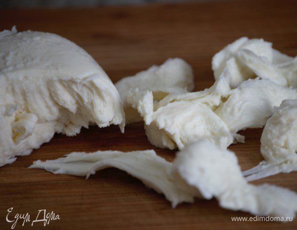 Моцареллу порвать руками. 
Для соуса смешать оливковое масло, бальзамический крем и бальзамический уксус.