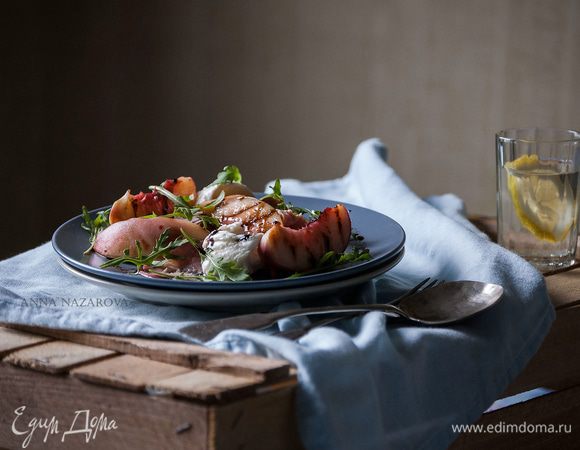 Выложить на тарелку дольки персиков, ломтики ветчины, моцареллу и рукколу. Полить соусом. 
Приятного аппетита! 