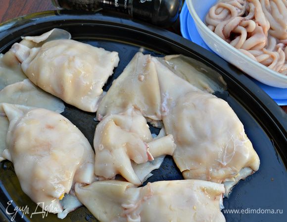 Тушки кальмара начинить беконом вперемешку с сыром (гауда). 
