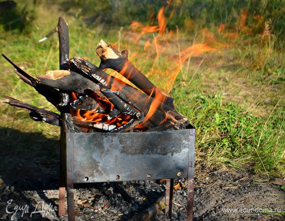 Для приготовления морепродуктов нам понадобятся угли. Мы не любим использовать готовые угли, приятно, когда угольки добыты после сжигания костра.
