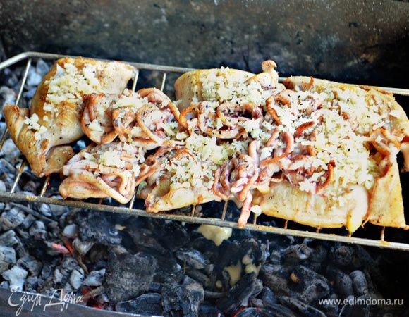 В конце приготовления посыпать тёртым пармезаном и порубленным чесночком. 