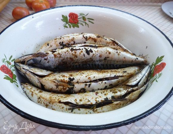 Хорошо натираем смесью соли и перца. Внутрь брюшка кладем веточки базилика и дольки лимона.
Оставляем рыбу промариноваться 2 часа.