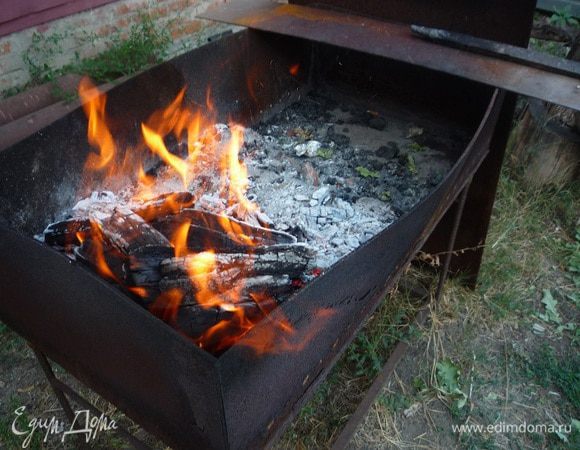 Тем временем разжигаем мангал!