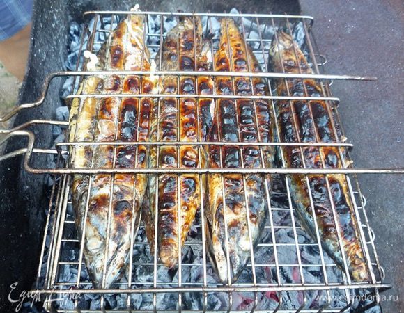 Жарим над углями по 15 минут с каждой стороны.