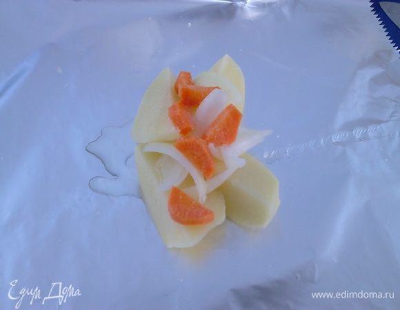 Картошку режим на 4 дольки, половинку моркови кружками, четвертинку лука, ложка масла, солим, добавляем петрушку и лук зеленый (я забыл его купить).