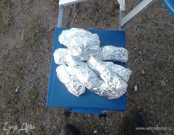 Заворачиваем в фольгу и на угли готовить минут 20, периодически переворачивая.