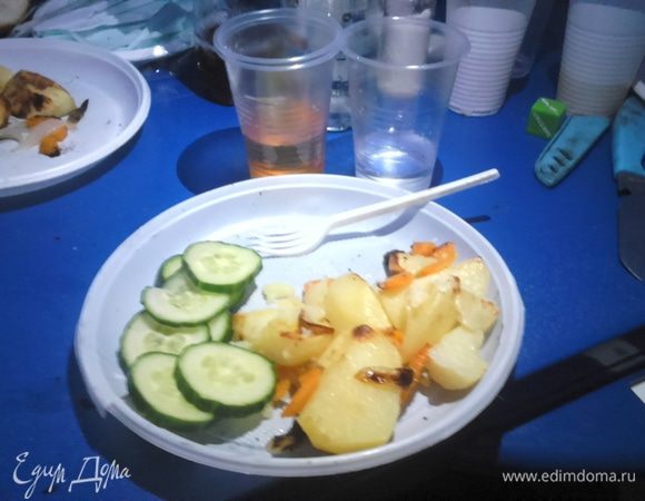 Готовое блюдо можно украсить огурчиком и помидоркой. Капнуть немного майонеза или положить копченую/жареную рыбку. На природе будет шик!

Приятного аппетита!

P.S.: у меня было 2 картошки на 1 человека.