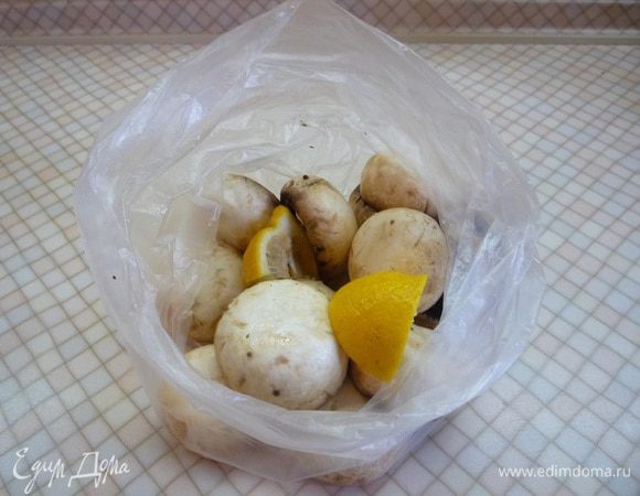 Переложить шампиньоны в полиэтиленовый пакет, насыпать соль, выжать сок лимона и туда же положить половинки лимона для аромата.
Оставляем шампиньоны мариноваться на 2 часа.