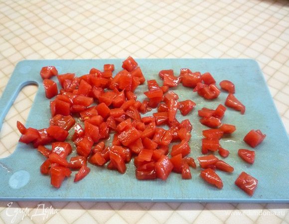 Приготовим начинку.
С помидоров снять кожуру (можно путем бланширования), мелко нарезать.