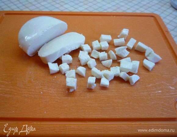 Сыр также мелко нарезаем (я брала моцареллу).