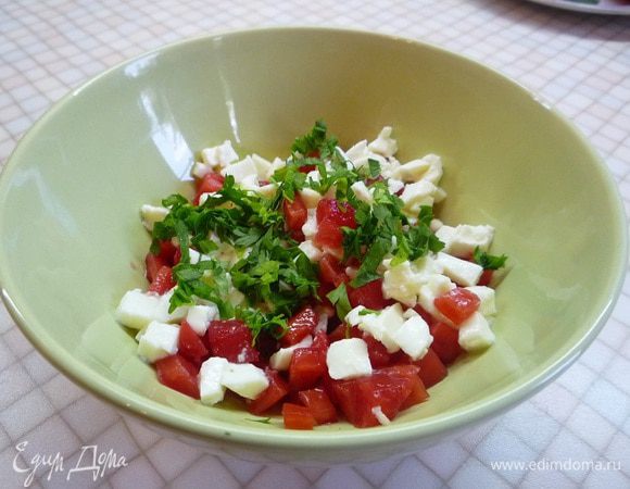 Перекладываем помидоры и сыр в миску, добавляем майонез, зелень, перемешиваем.