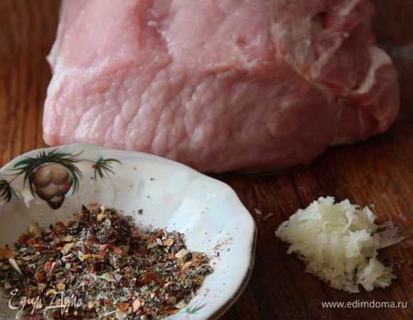 Cпеции смешиваем и, если нужно, перетираем пестиком. Чеснок измельчаем. Мясо промокаем бумажными полотенцами.