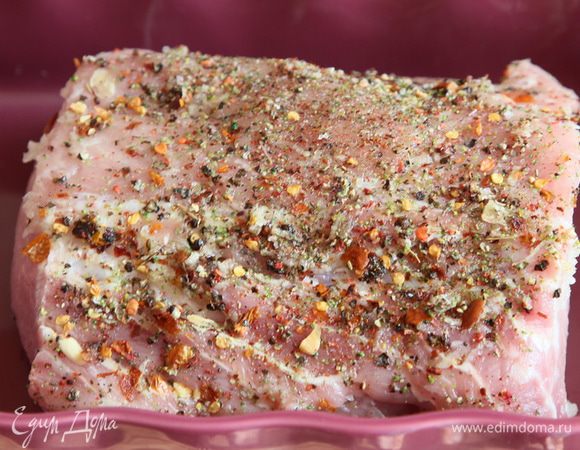 Натрем мясо со всех сторон сначала чесноком, затем специями и отправляем мариноваться в холодильник на пару часов, затянув емкость пищевой пленкой.