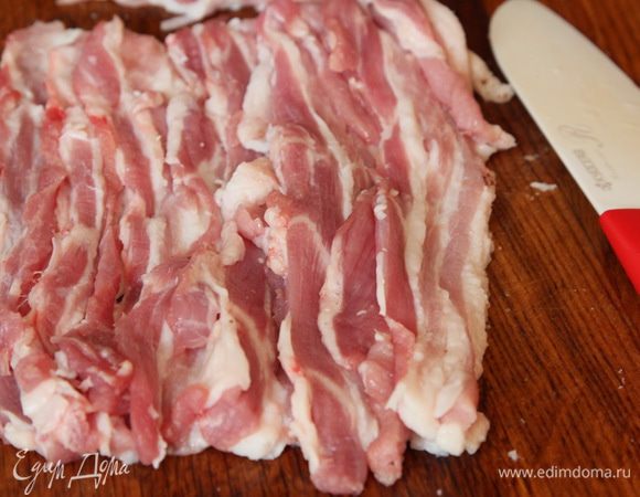 Нарезаем свинину с прослойками тонко, как только у вас получится. Для того, чтобы это легче было сделать, предлагаю предварительно немного ее подморозить. Ну и острый нож, конечно...