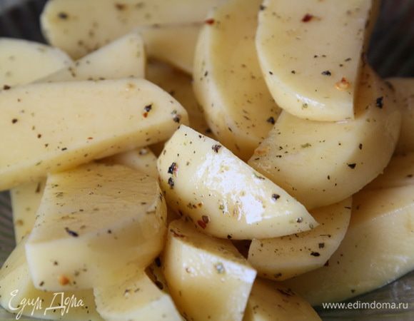 Духовку разогреваем до 250 градусов, на дно в поддон ставим воду. Когда духовка разогрета, помещаем туда свинину. Через 30 минут из духовки убираем поддон с водой. Чистим картофель, режем на кусочки, солим, перчим и добавляем растительное масло. 