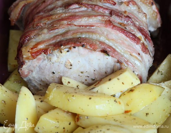 Приблизительно через 45 минут отправляем картофель к мясу.