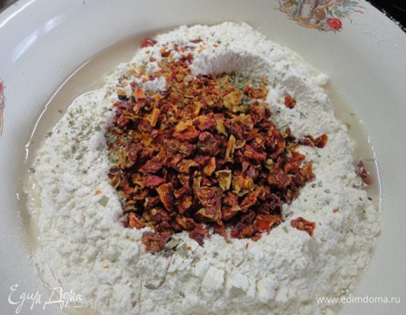 Добавьте соль, сахар, базилик и сухие томаты. Перемешайте ложкой.