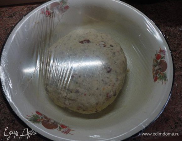 Продолжая вымешивать (вначале ложкой, а затем руками), добавляйте муку по 1 ст. л., пока она не станет отделяться от стенок чашки. У меня осталось 40 г муки. Я решила, что тесто будет слишком тугое. Накройте пищевой пленкой и оставьте подходить, пока тесто не увеличится в объеме в два раза. В рецепте указывается время 30 минут. У меня ушло примерно около 1 часа. Я смотрела не на часы, а на тесто.