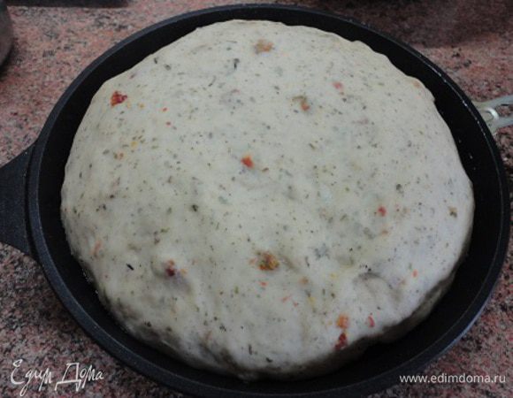 Примерно через 30 минут булка заняла всю сковороду. Выпекала я примерно 40 минут при температуре 180°С. Половину этого времени на нижнем жаре (из-за толстого дна формы).