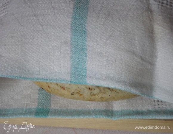 По привычке я накрываю хлеб после выпечки и даю ему остыть. Это даже не хлеб в привычном понимании с более плотной структурой, а больше похоже на батон, поэтому, наверное, и называется булкой.