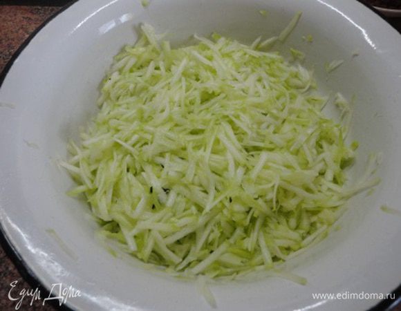 Цукини натереть на терке, добавит 1/2 ч. ложки соли, перемешать и оставить на 10 минут, чтобы выделился сок. Сыр натереть на терке, снять цедру с 1 лимона.