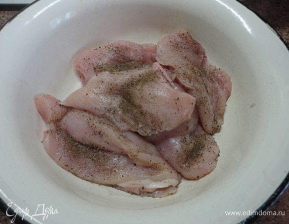 Филе вымыть, обсушить, натереть солью и черным молотым перцем.