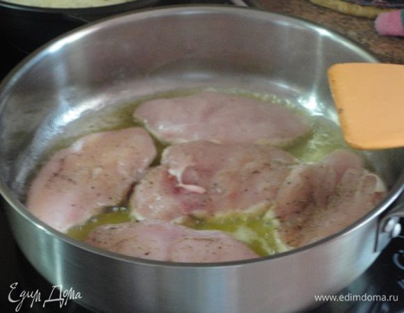 В сковороде разогреть сливочное масло и 1 ст. ложку оливкового масла и обжарить филе с двух сторон до золотистого цвета.