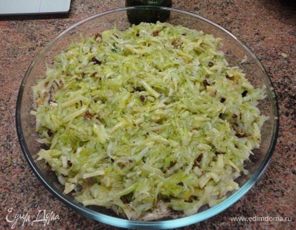 Включить духовку для разогрева до 180-200 градусов. Цукини слегка отжать и смешать с цедрой, сыром, орехами и листиками тимьяна. Приправить черным перцем и перемешать. Переложить мясо в жаропрочную форму, на него выложить смесь из цукини. Сбрызнуть оставшимся оливковым маслом и запекать в духовке 20-30 минут.