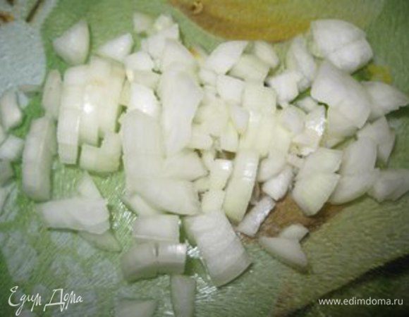 Лук почистить и мелко нарезать.