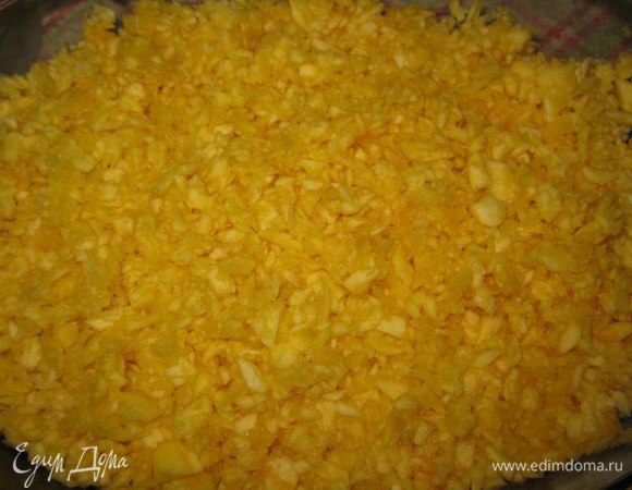 Половину тыквы выложить в форму для запекания, смазанную маслом. Посолить и поперчить.