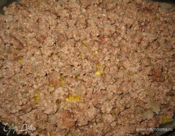 На тыкву выкладываем обжаренный мясной фарш с луком. Посолить, поперчить.
На фарш выкладываем оставшуюся тыкву. Немного посолить.