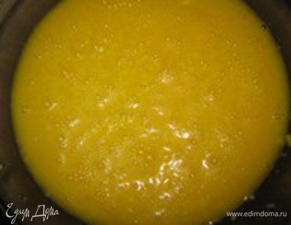 Делаем заливку: Сыр натереть на мелкой терке. Яйца взбить, потихоньку добавить молоко и сыр, продолжая взбивать.