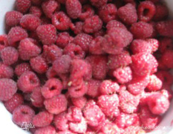 Малину перебираем и моем. Откладываем 5-7 ягод для украшения.