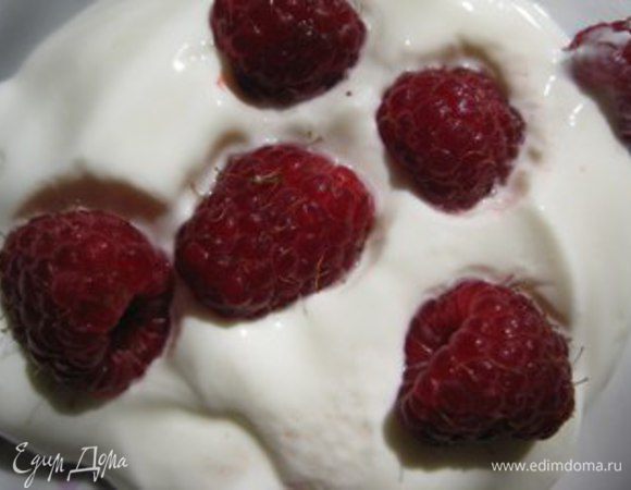 В натуральный йогурт добавляем малину и взбиваем.