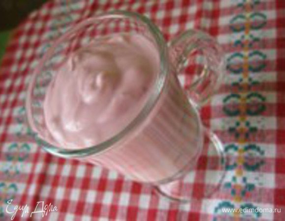 Выливаем в бокалы и украшаем малиной.
