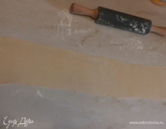 Квадратик слоеного теста разрезаем на 2 части, соединяем и раскатываем в длинную ленту.